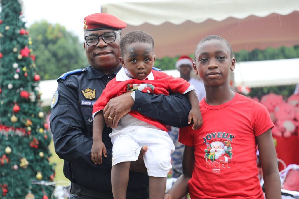 Arbre de Noël de la 1ʳᵉ Région de Gendarmerie d’Abidjan : le Général Alexandre Apalo Touré partage un moment avec des enfants de gendarmes