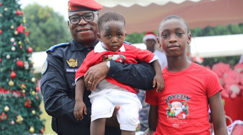 Arbre de Noël de la 1ʳᵉ Région de Gendarmerie d’Abidjan : le Général Alexandre Apalo Touré partage un moment avec des enfants de gendarmes